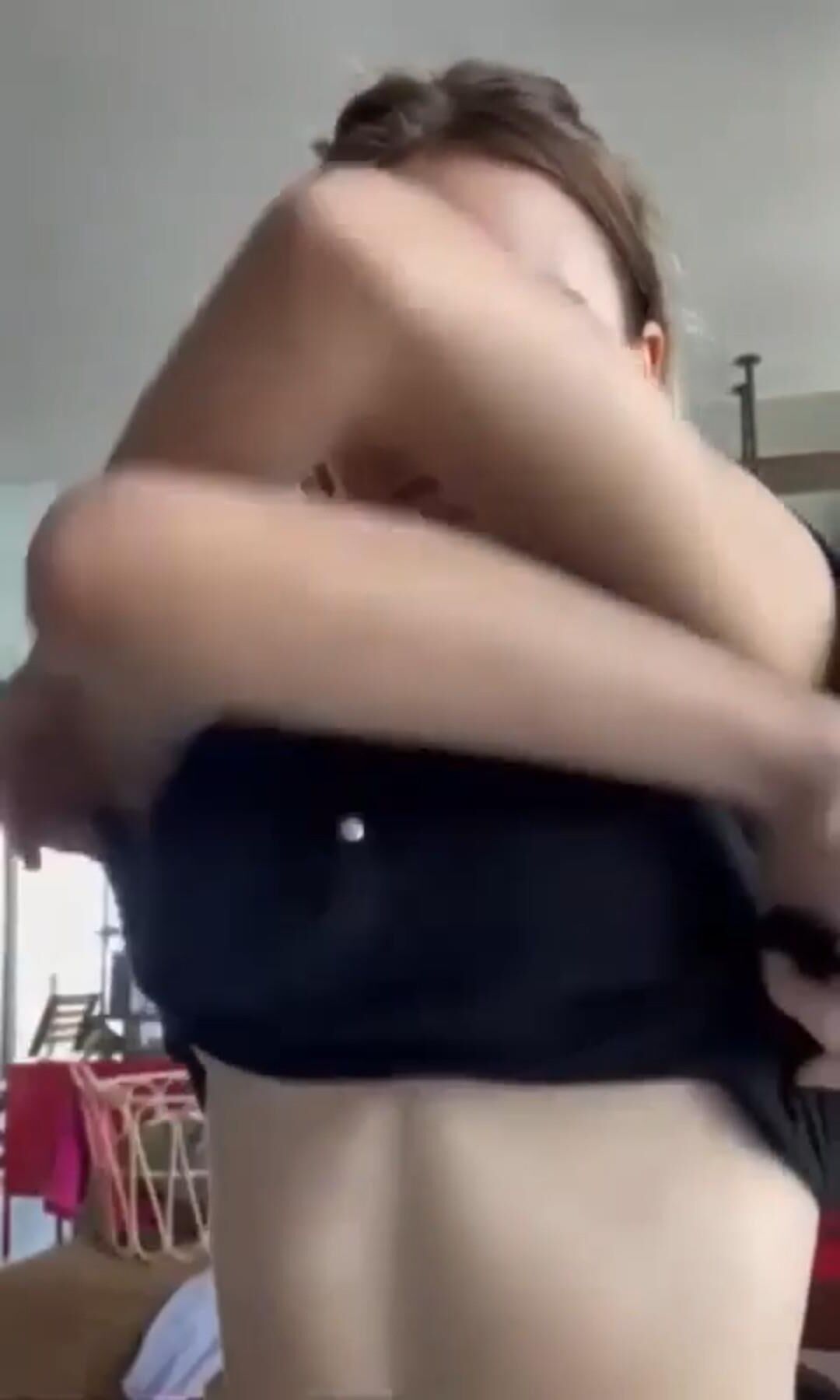 Quitándose a su parte superior