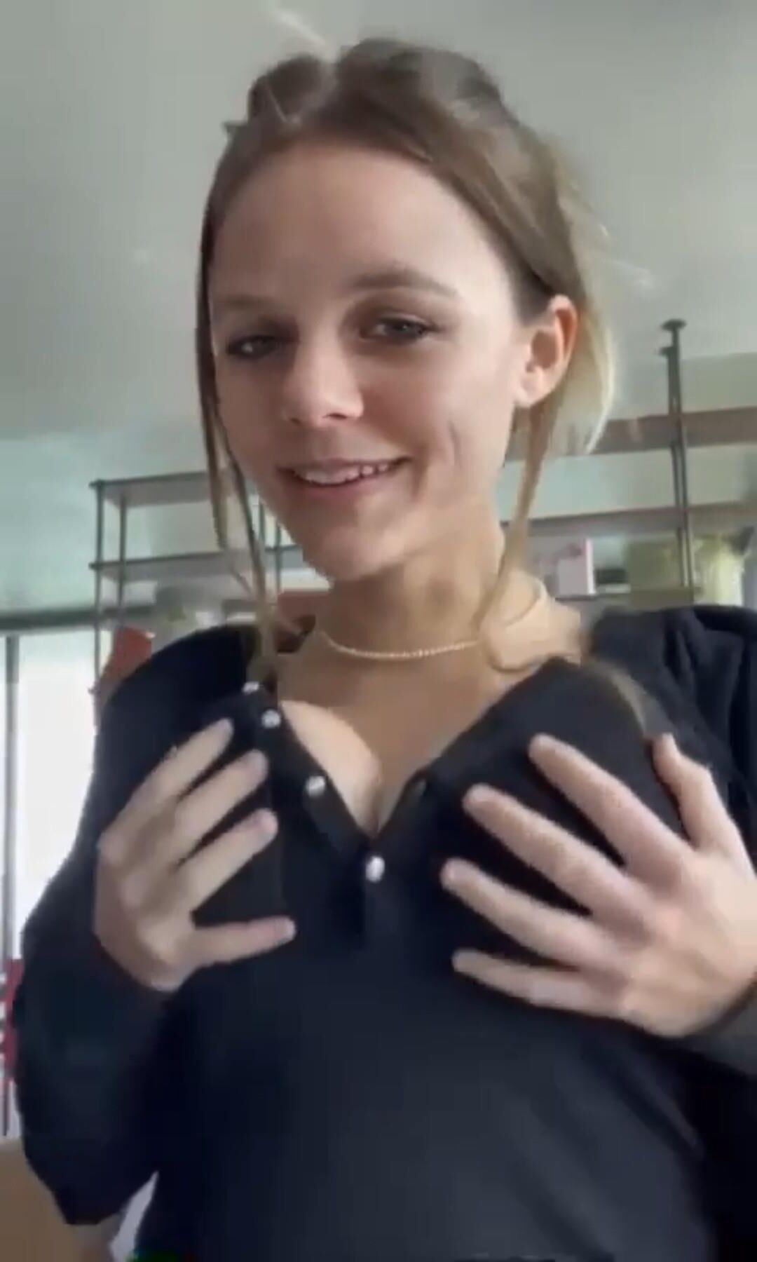 Quitándose a su parte superior