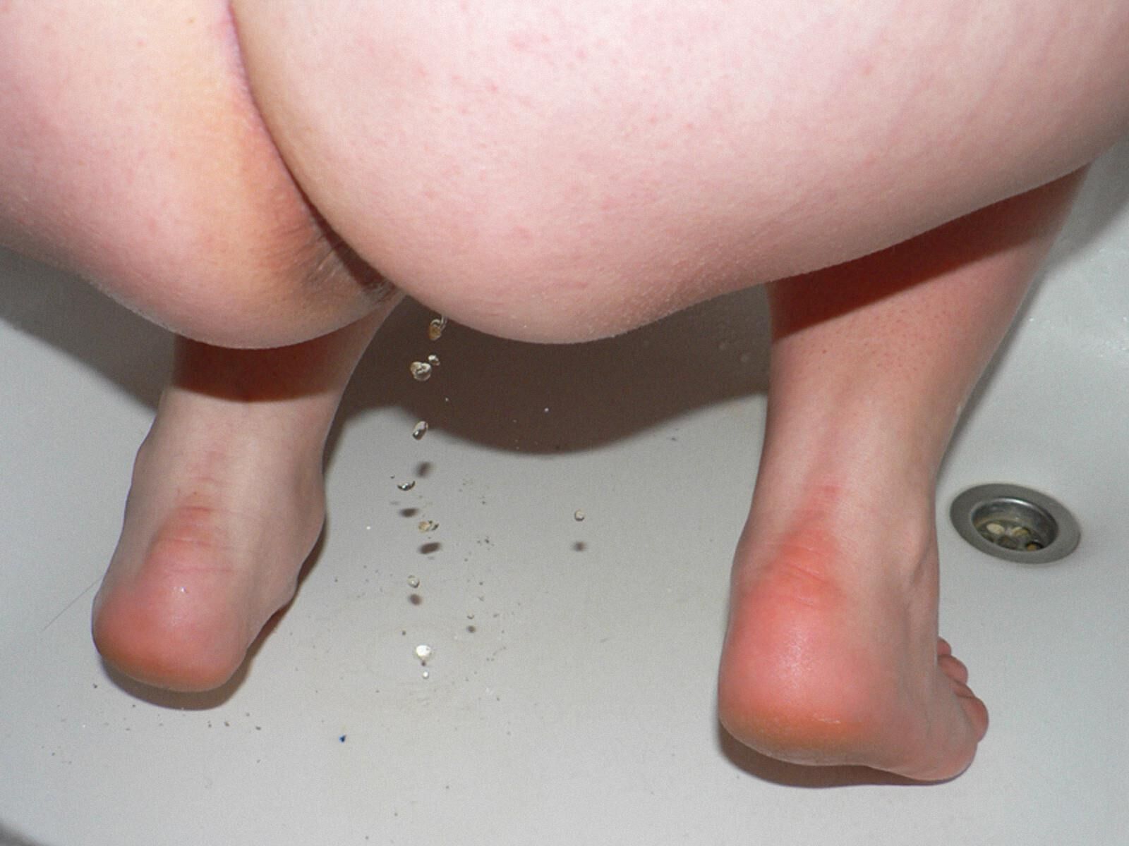 young polish chubby pees naked in the shower