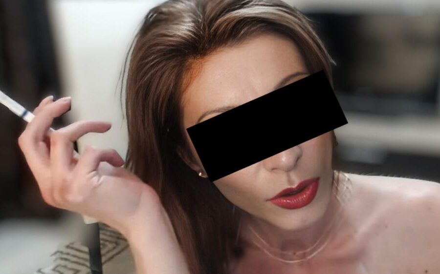 Fumar hermosa esposa después de la follada