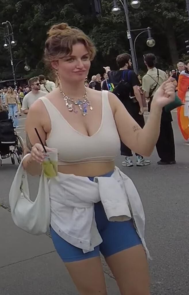 Ее бюстгальтер потерпел неудачу! 