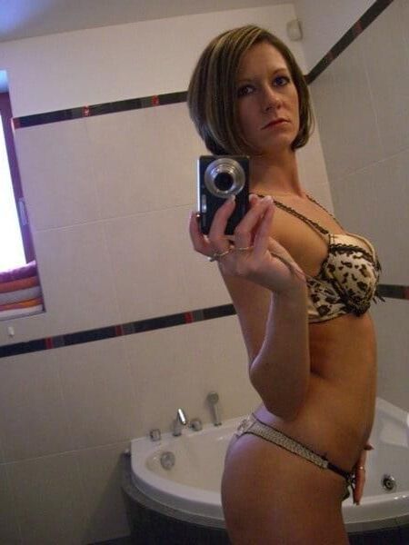Skinny MILF loves showing her ass