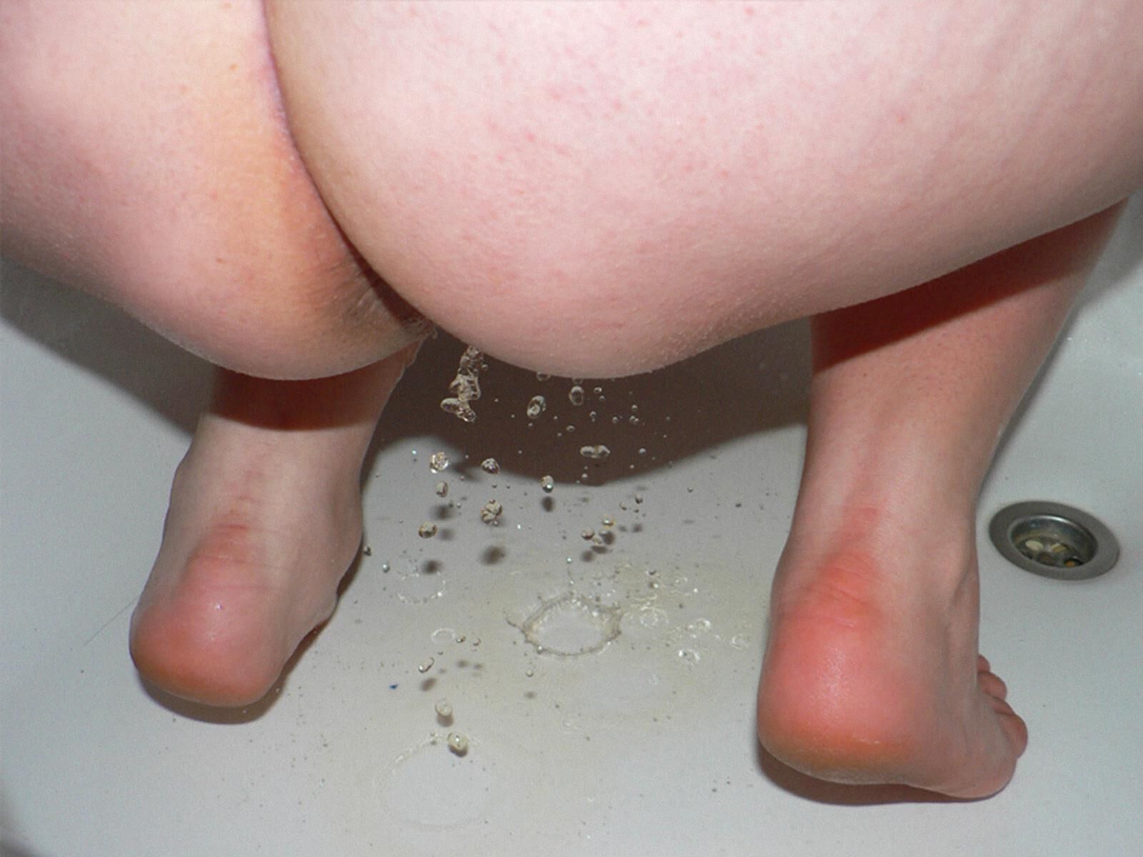 young polish chubby pees naked in the shower