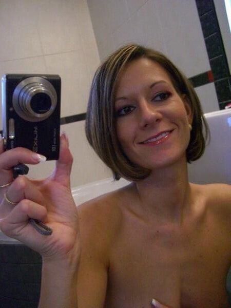 Skinny MILF loves showing her ass