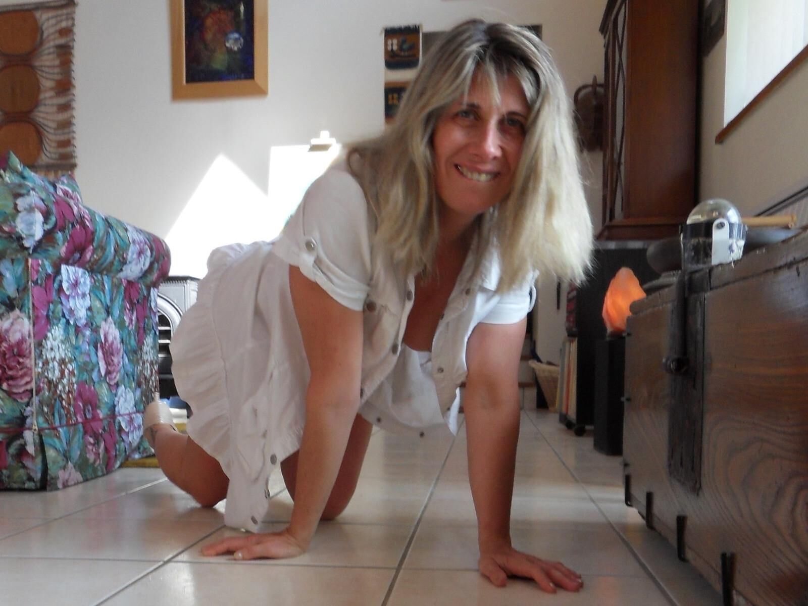 Lisa Excitee Sous Sa Petite Robe Blanche Overecio