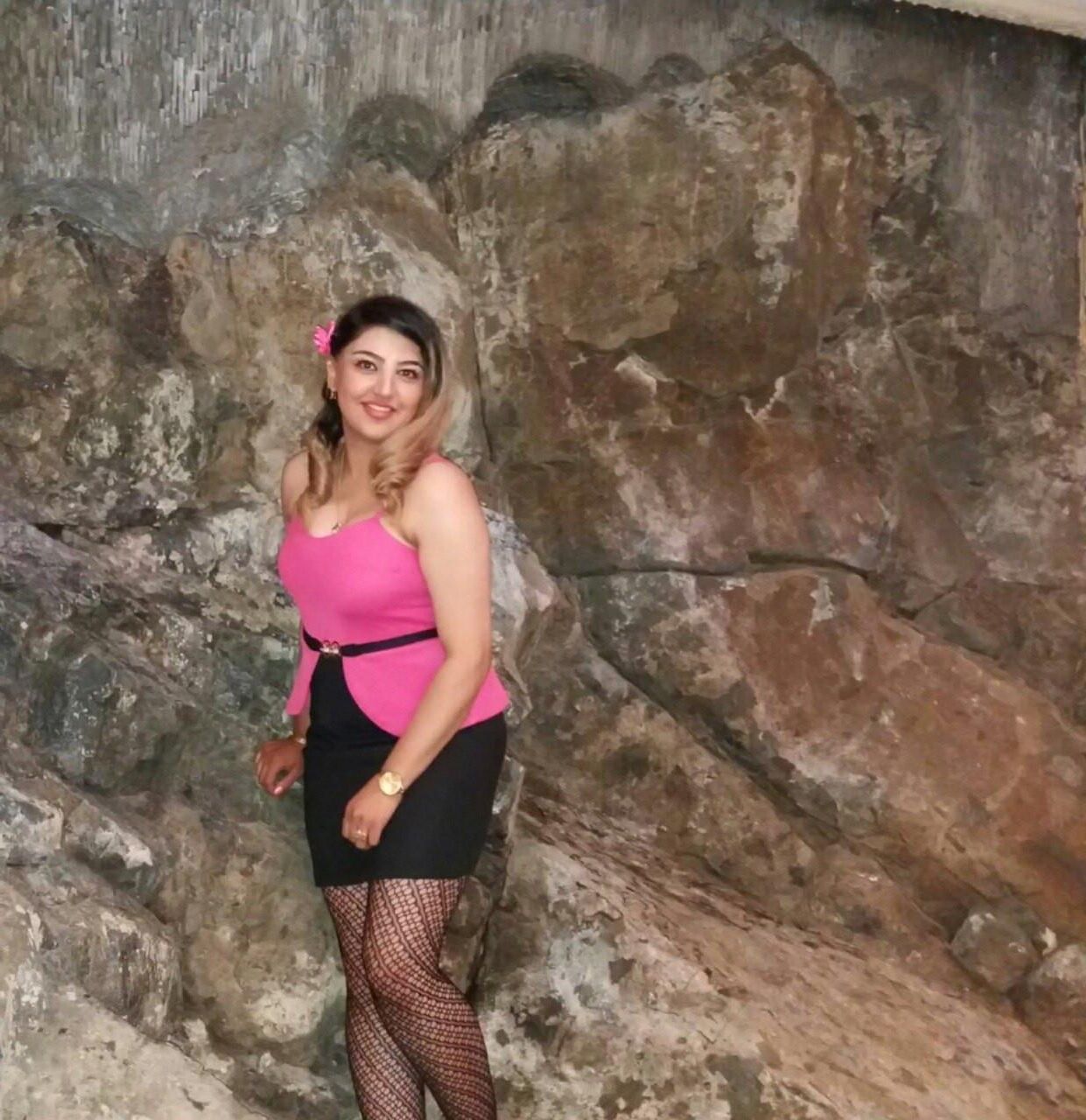 sexy iranian wife 