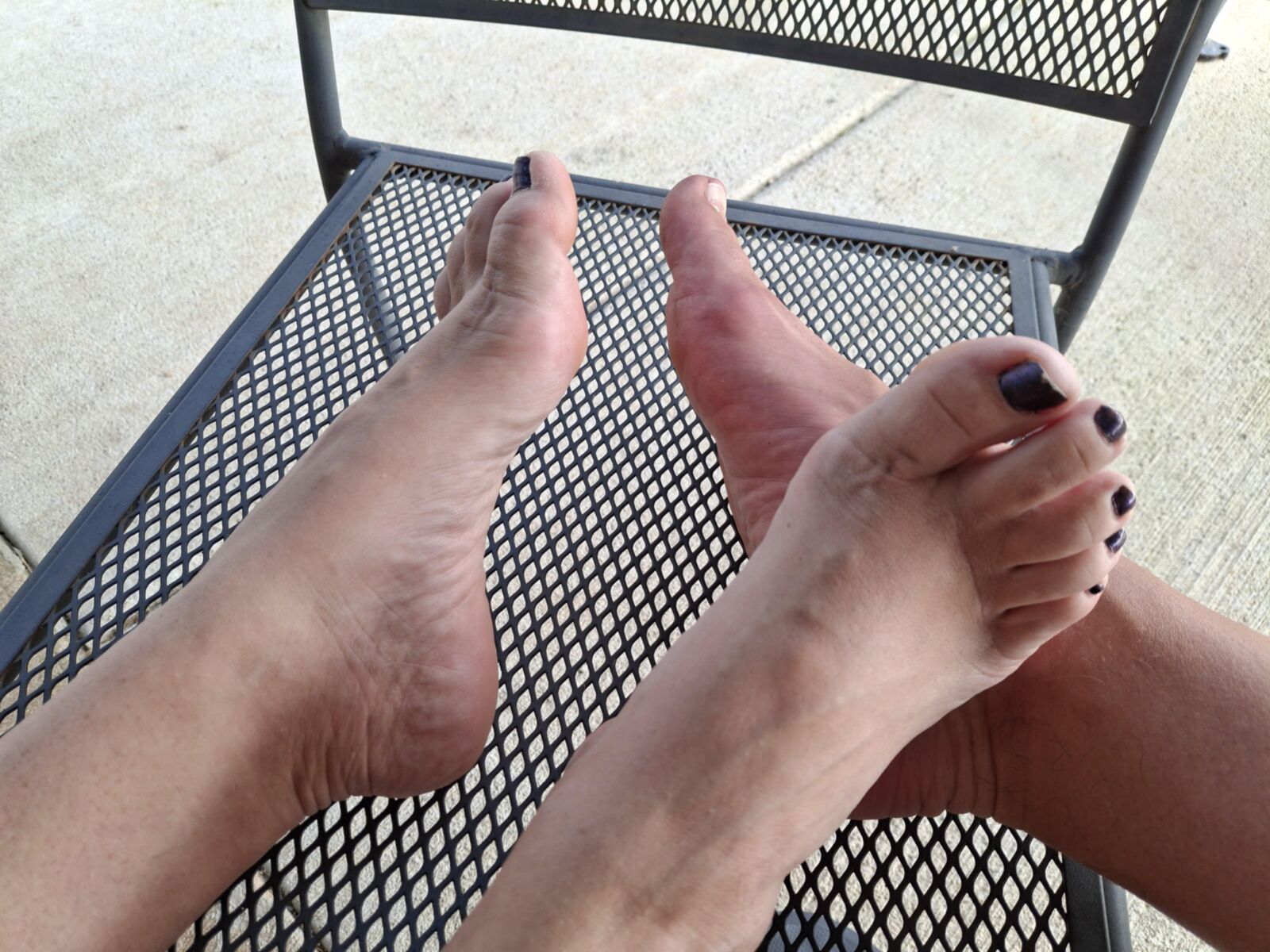 Jugando a pie al sol con nuestros pies y dedos de los pies de pedicura