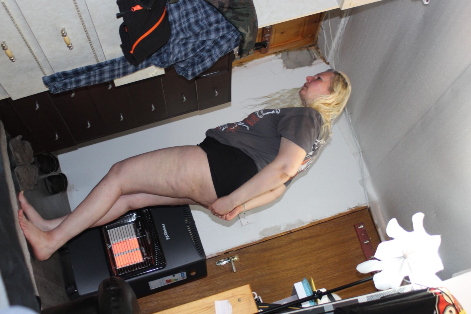slut in worry somebody reckognize her face 