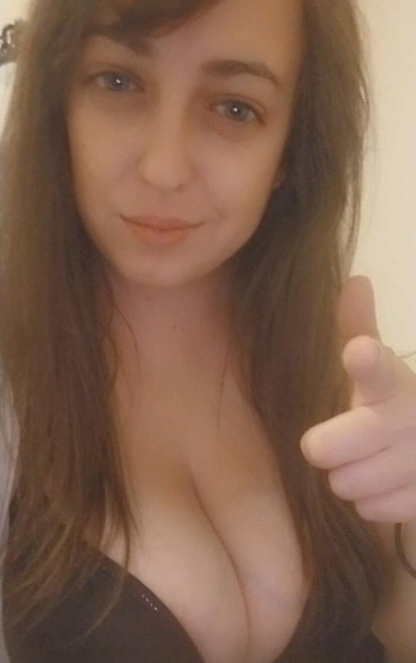 Hot Milf Fucktoy Hure Rachelle liebt es, eine Schlacke freigelegt zu sein