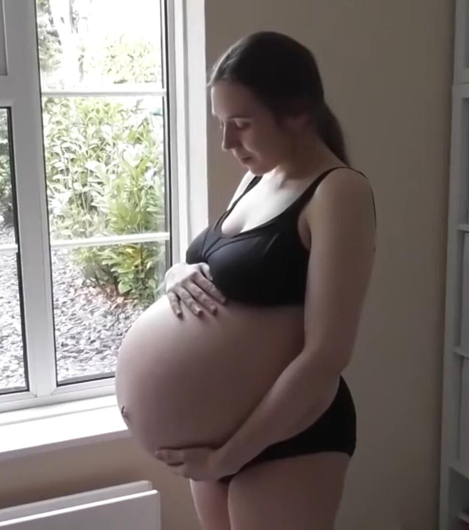 Nicht -nackte riesige schwangere Bauch