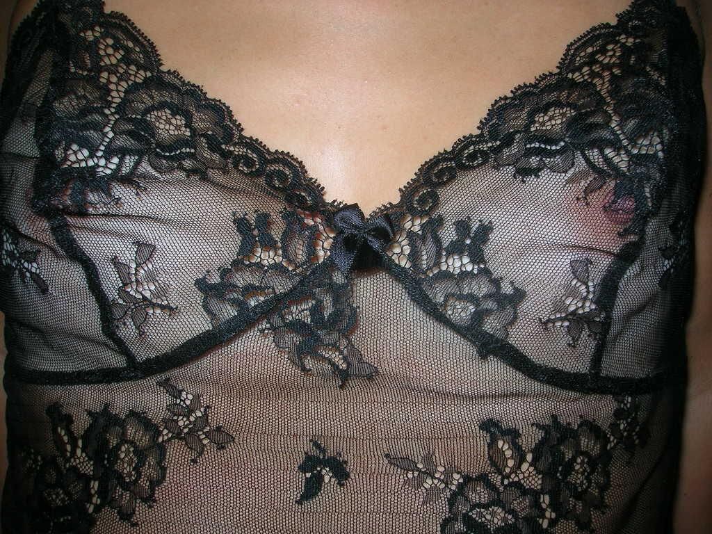Femme portant des soutiens-gorge