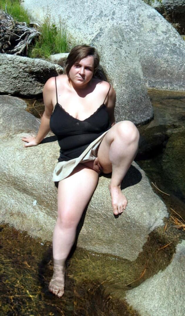 Grassouillette aime s'exciter en posant comme une grosse pute