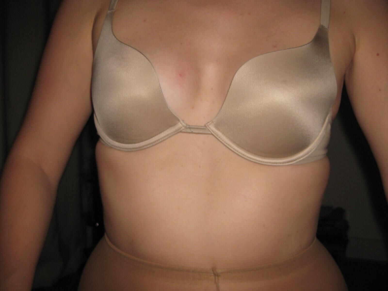 Femme portant des soutiens-gorge