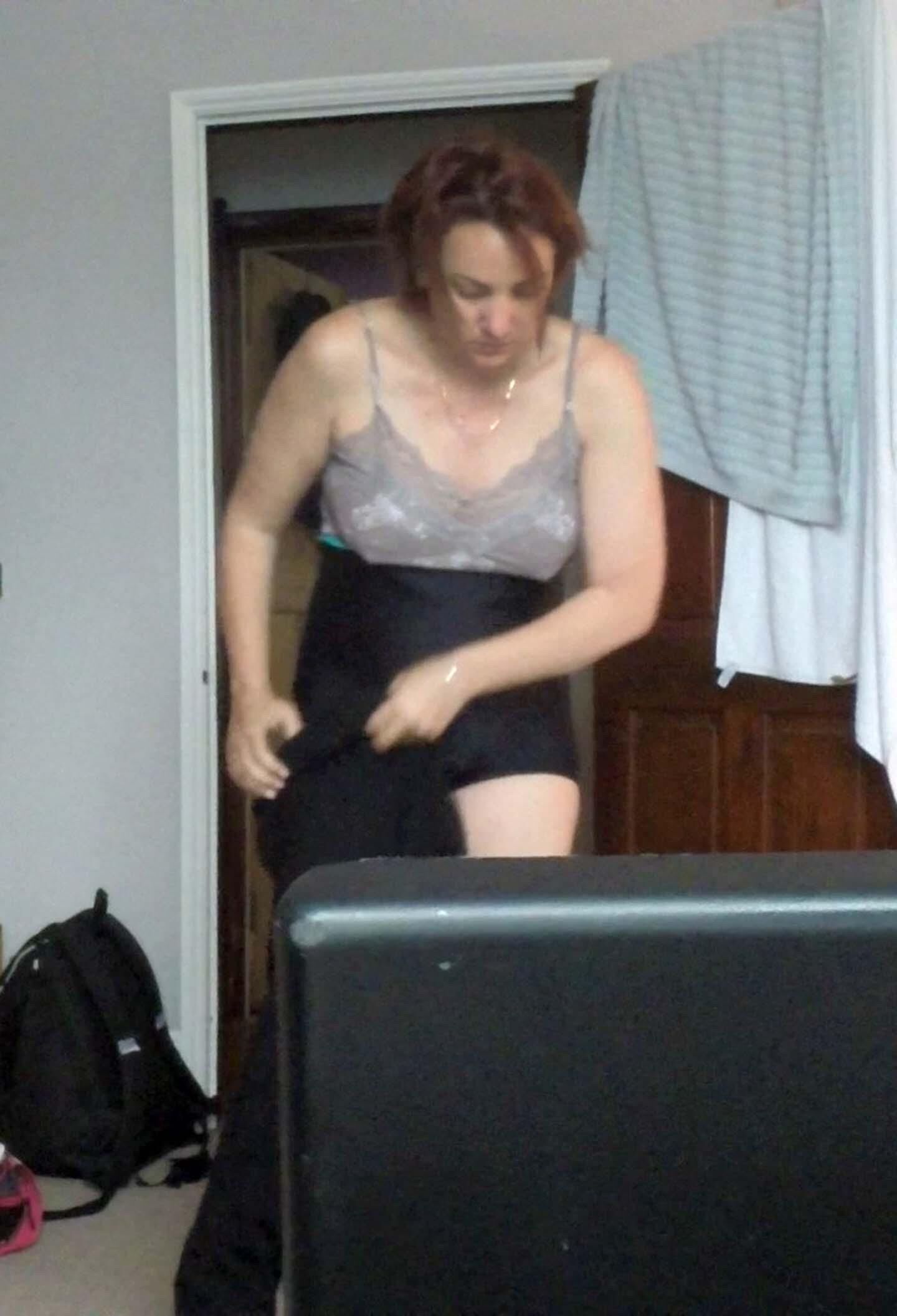 泳ぐ妻が水泳の準備をしていることに気付いていません