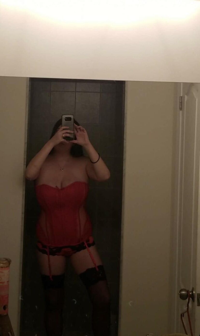 Hot Milf Fucktoy Hure Rachelle liebt es, eine Schlacke freigelegt zu sein