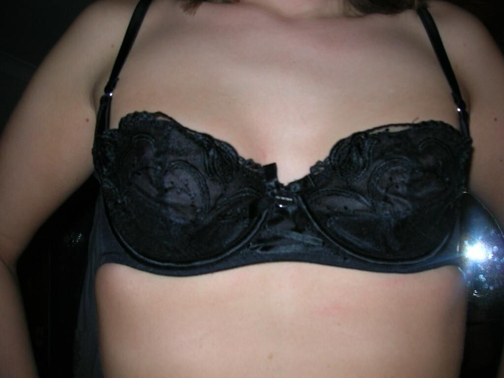 Femme portant des soutiens-gorge