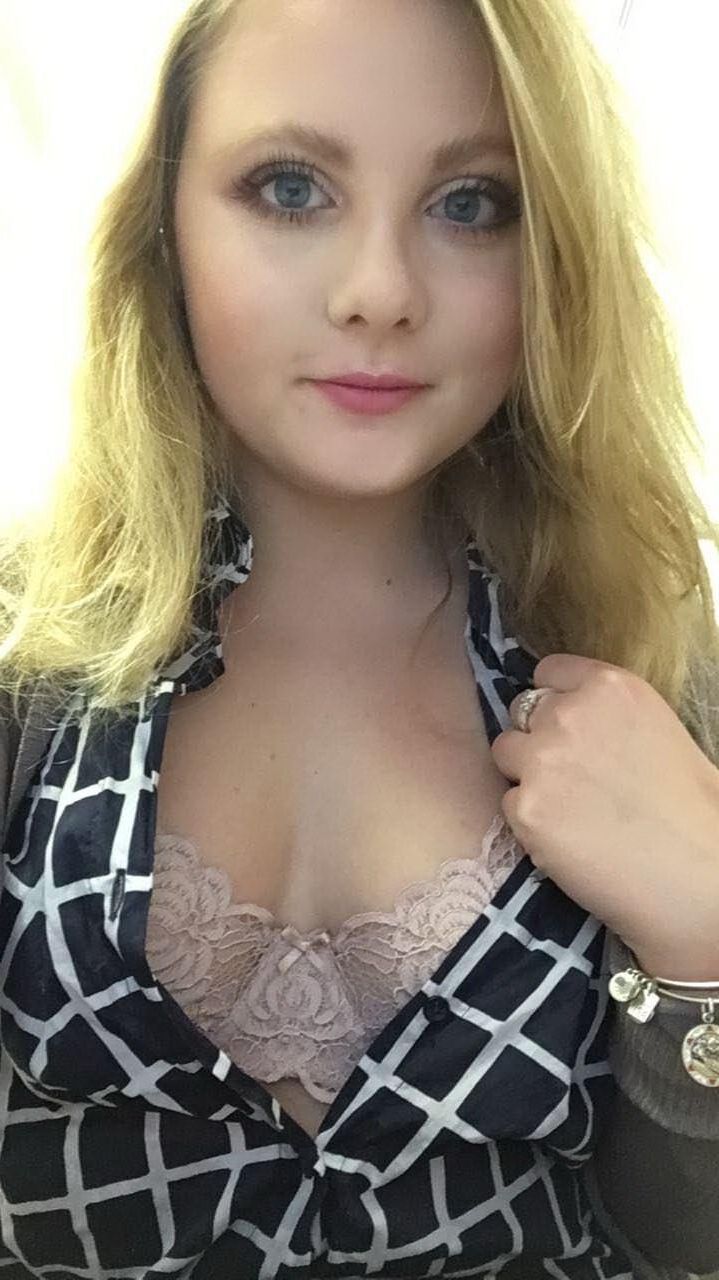 Sexy blonde Teenie zeigt sich