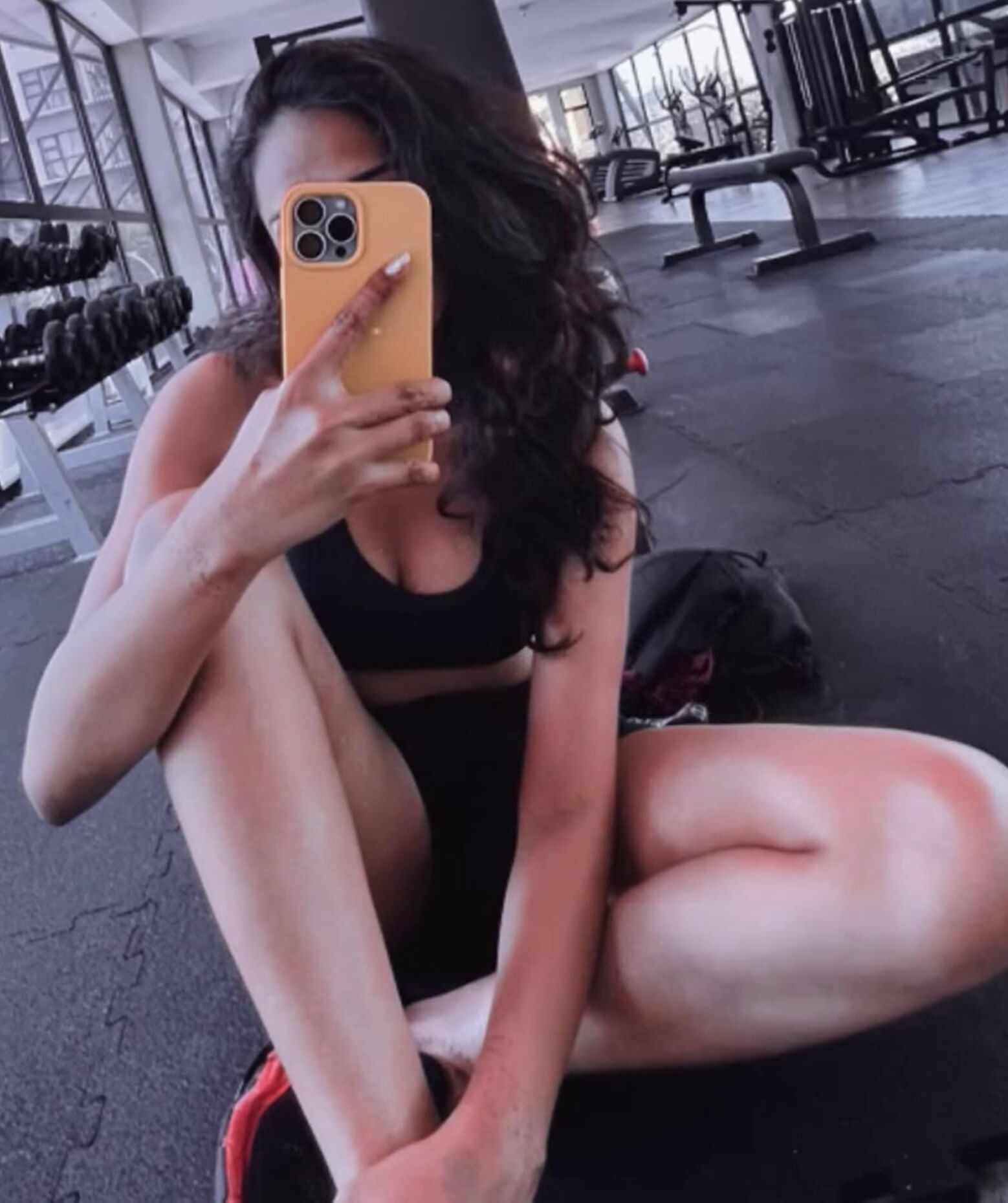 Asiatische Hotwife mit heißen leckeren dicken Oberschenkel und sexy Beinen