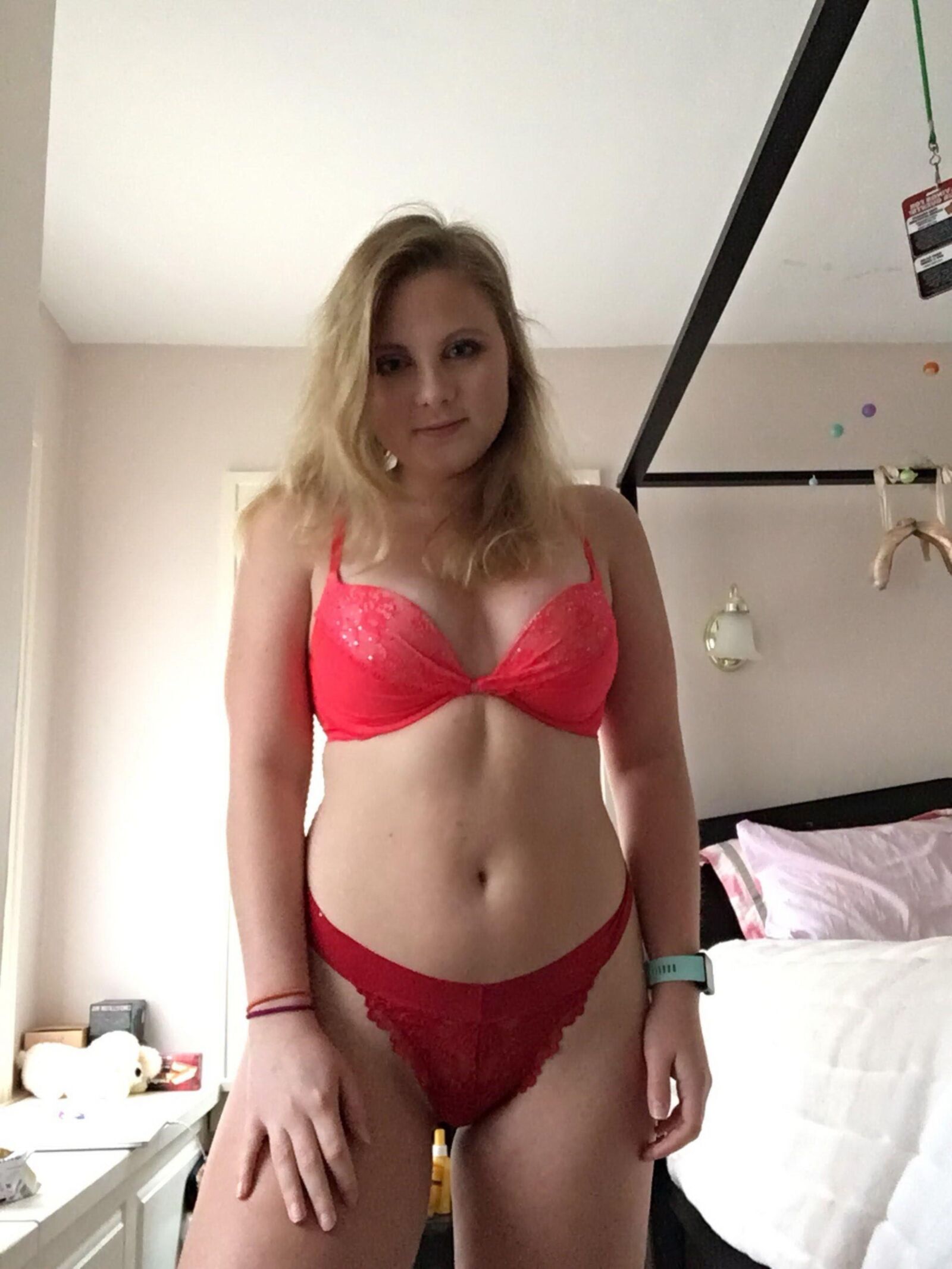 Sexy blonde Teenie zeigt sich