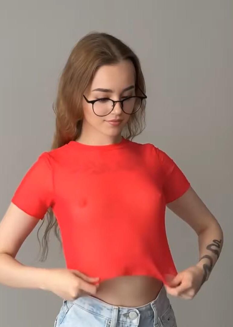スルートップの女の子