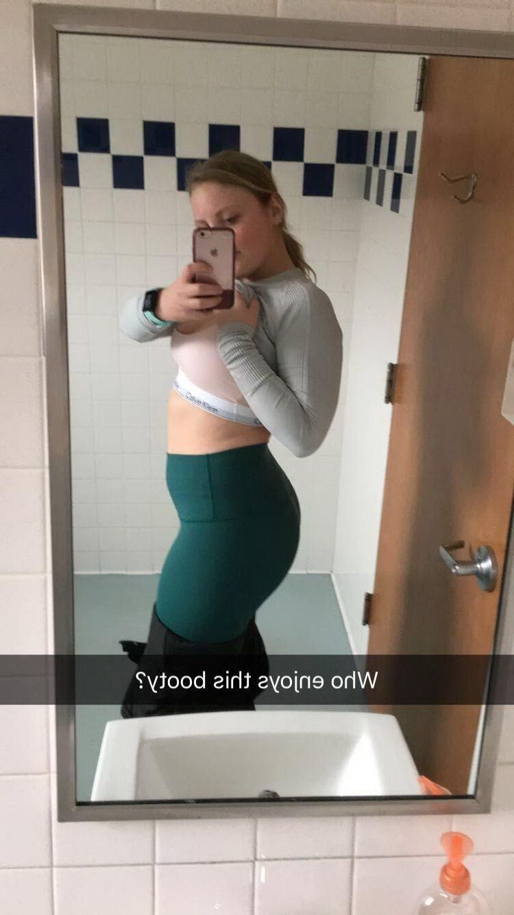 Sexy blonde Teenie zeigt sich