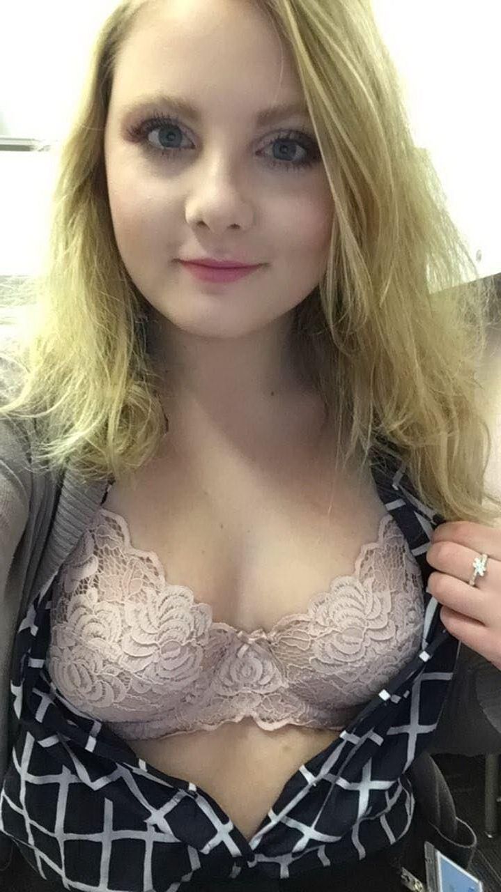 Sexy blonde Teenie zeigt sich
