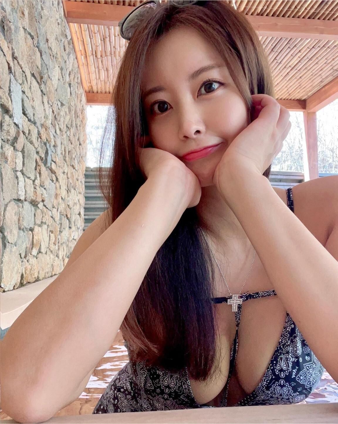 The Pinnacle of Asian Selfies 