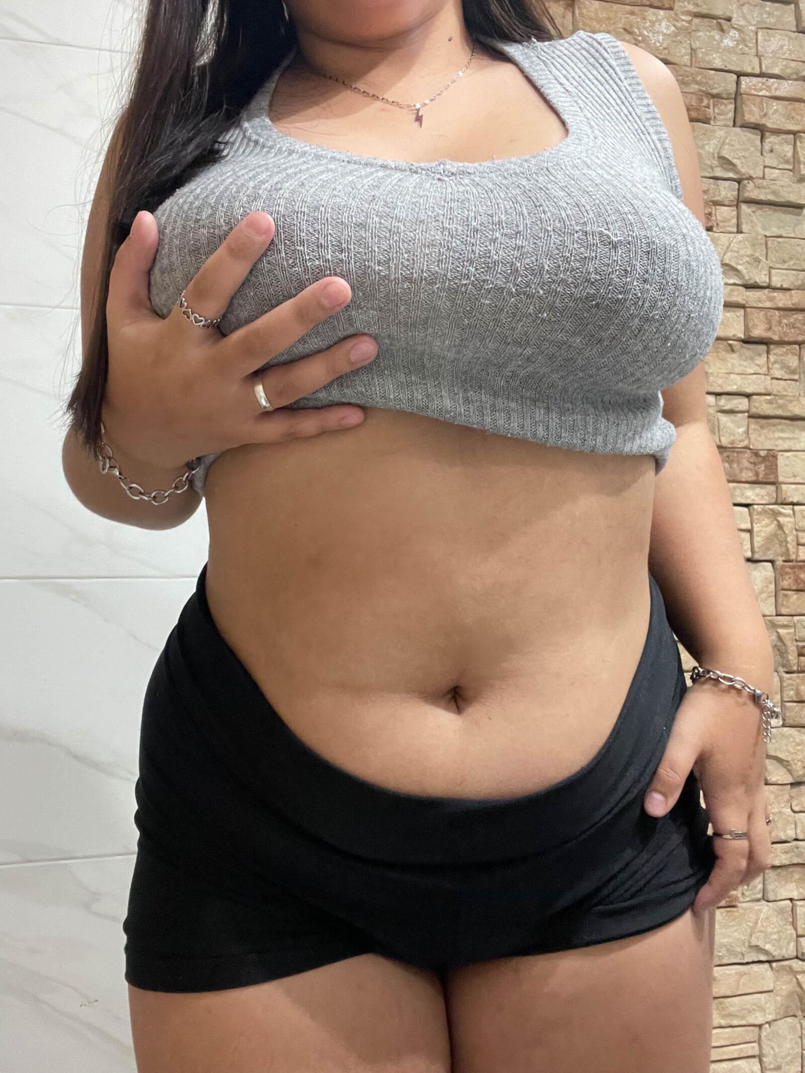 Molliger Teenager -Teenager zeigt sich