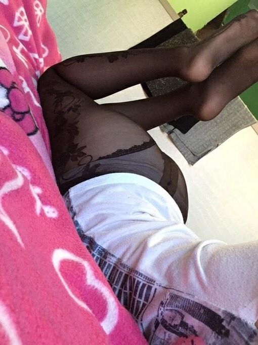 Schüchterner brünetter Teen mit einem unglaublichen Körper