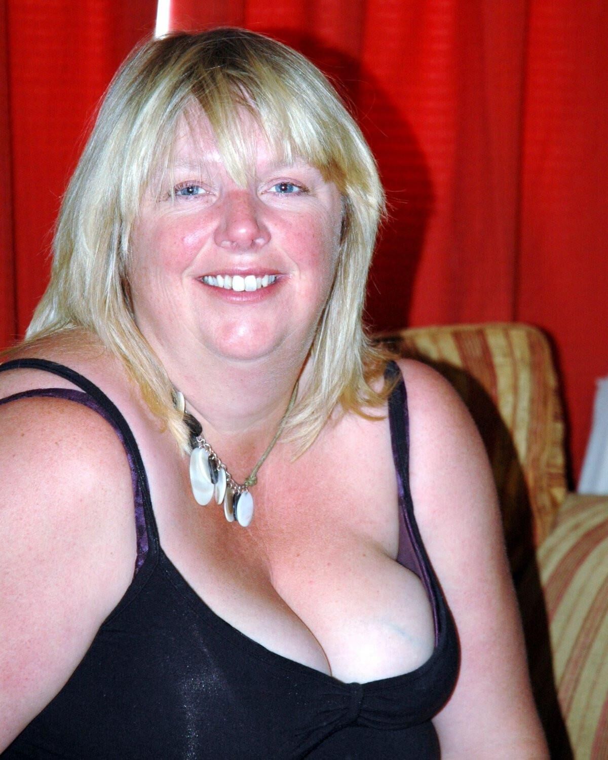 英国の巨乳ブロンドの妻フィオナ