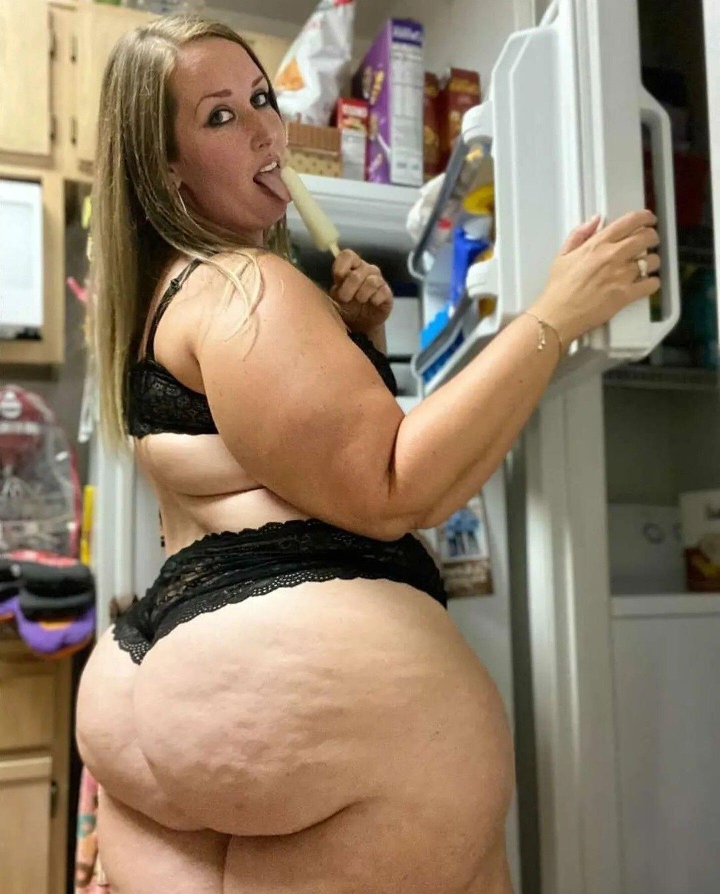 Dans le frigo, a cote du beurre... 