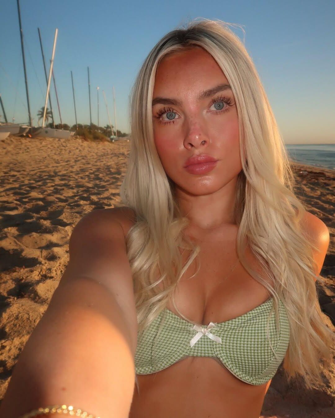 she wants you looking at her pussy picturing your dick in it