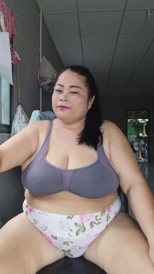 大きなおっぱいを持つBBWの妻