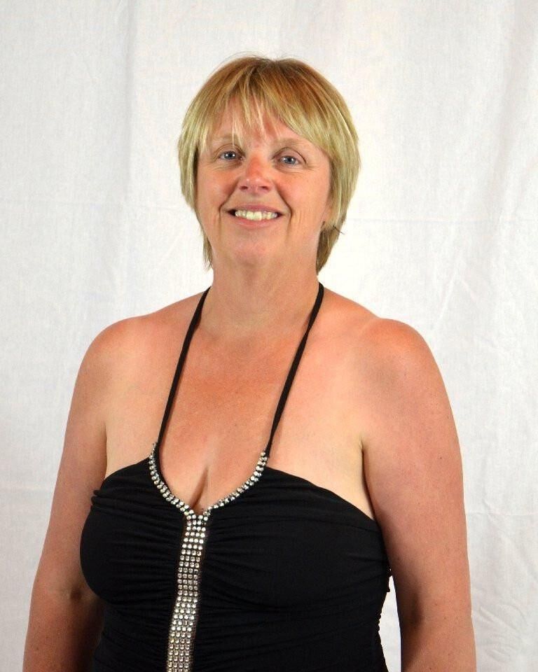 英国の巨乳ブロンドの妻フィオナ