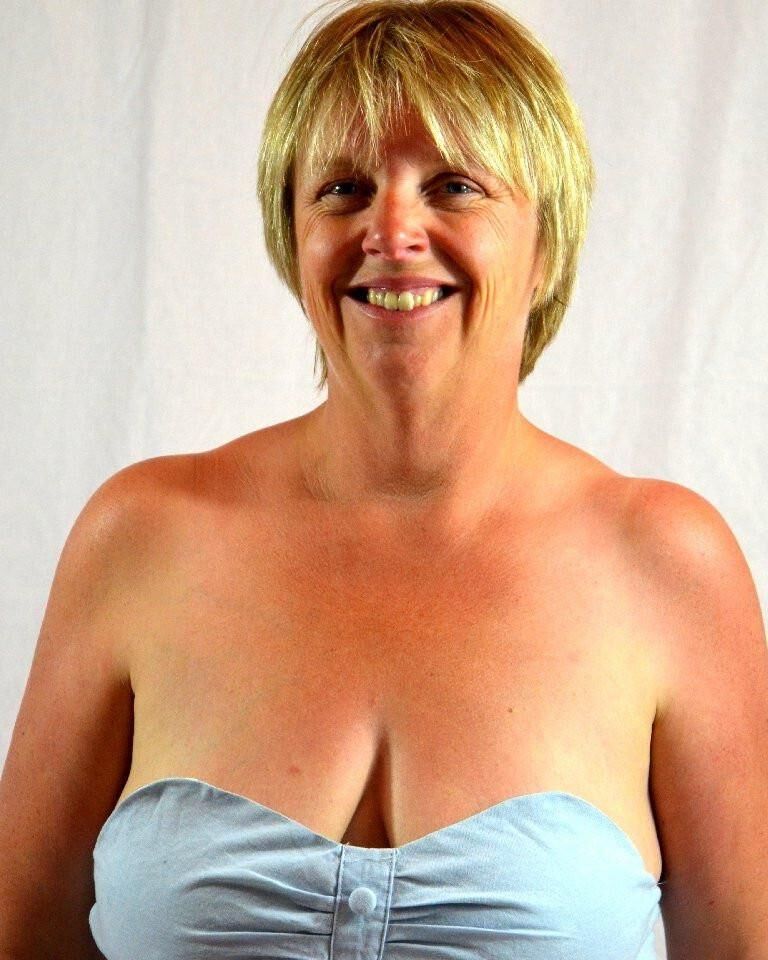 英国の巨乳ブロンドの妻フィオナ