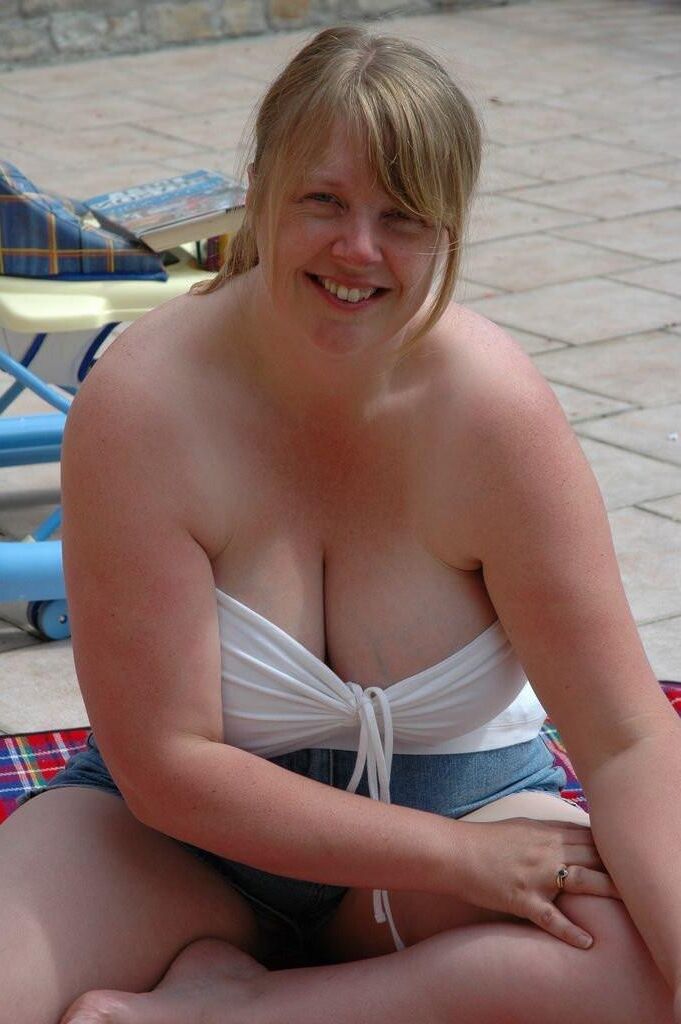 英国の巨乳ブロンドの妻フィオナ