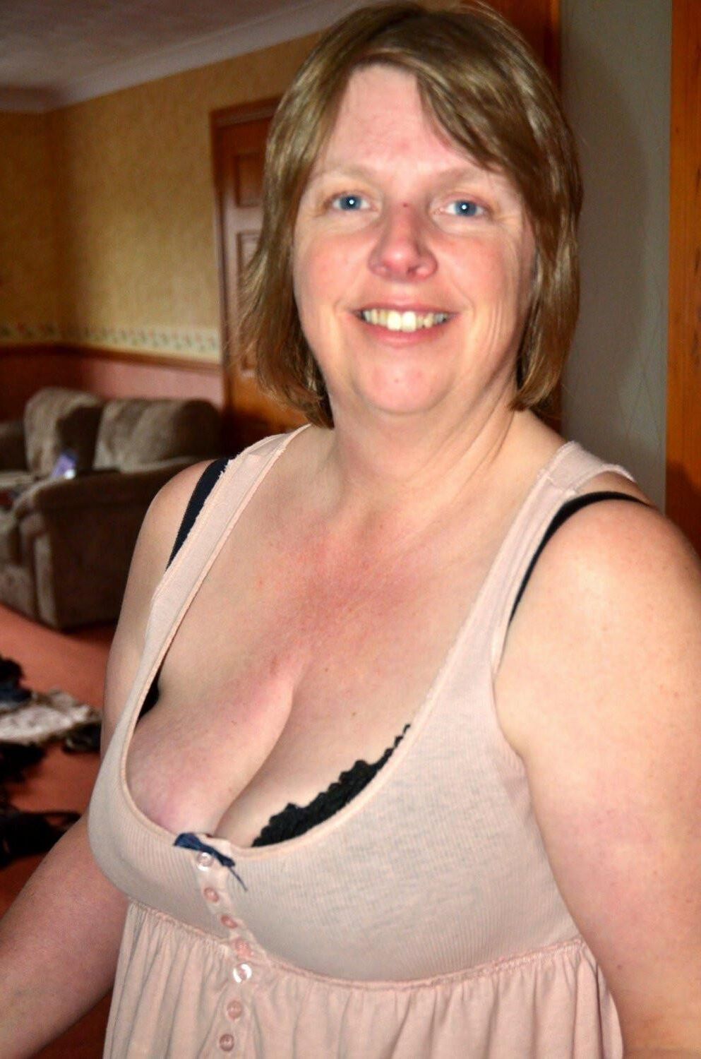 英国の巨乳ブロンドの妻フィオナ
