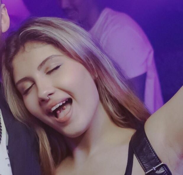 Chev sexualisierte britische Chav Teen Schlampe Bester Arsch und Beine