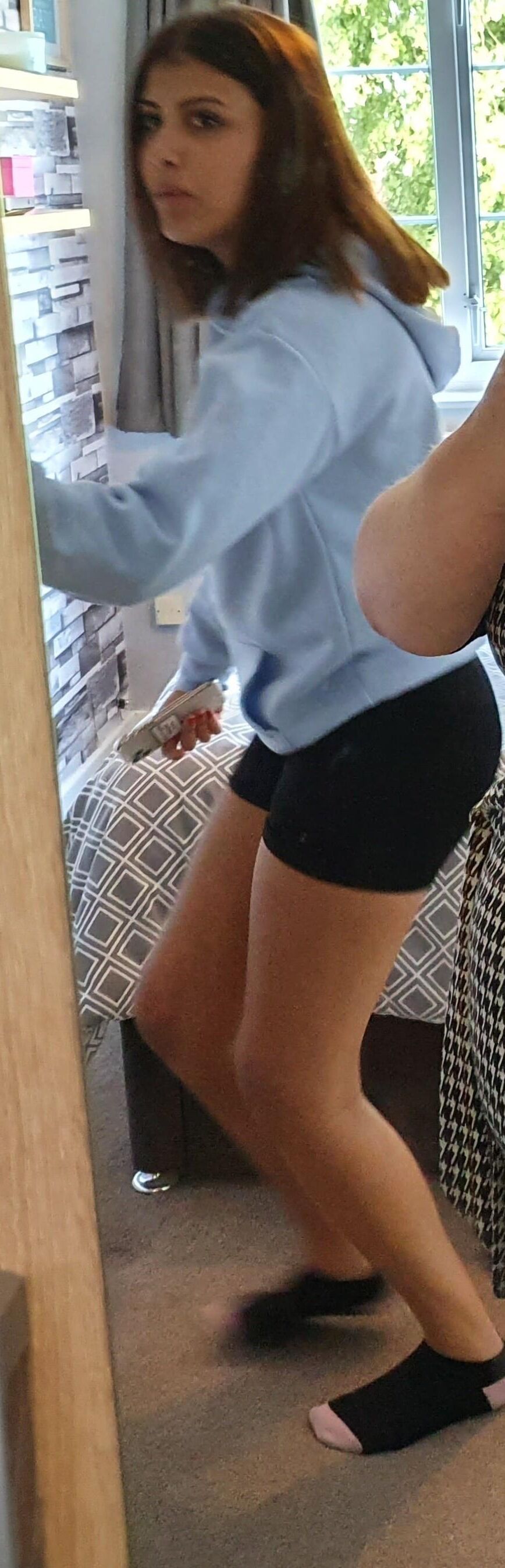 Chev sexualisierte britische Chav Teen Schlampe Bester Arsch und Beine