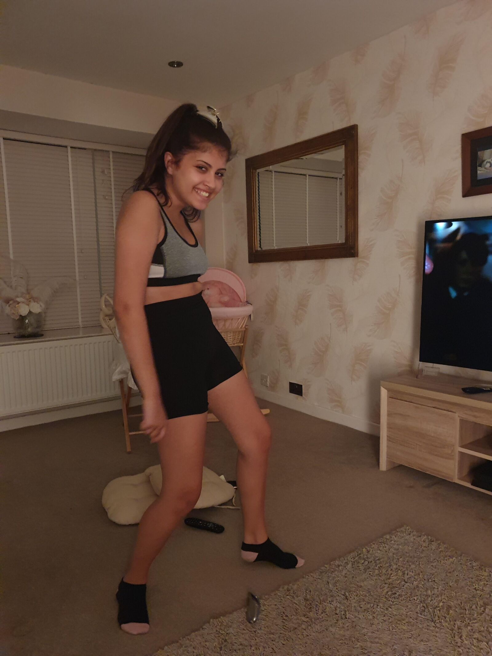 Chev sexualisierte britische Chav Teen Schlampe Bester Arsch und Beine
