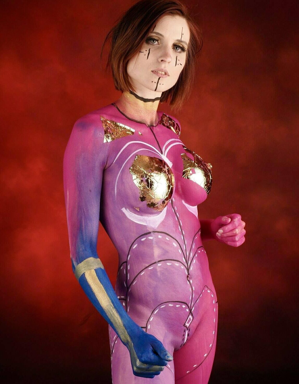 大きな搾乳器付きの薄い赤毛