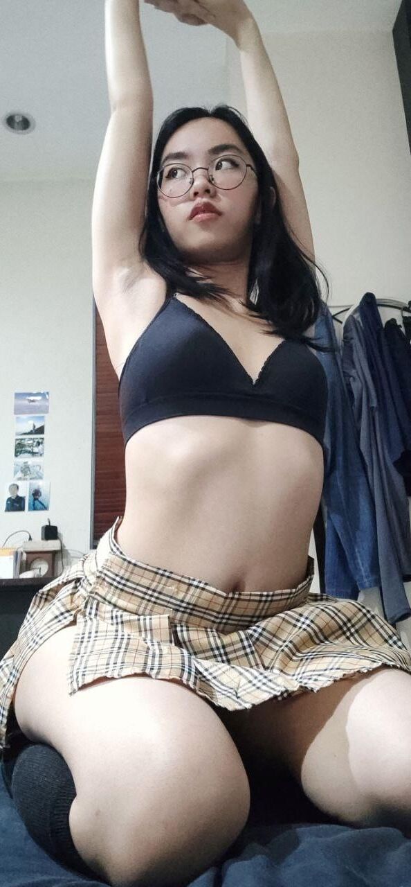 痴女アジアの女子高生はヌードをストリップします