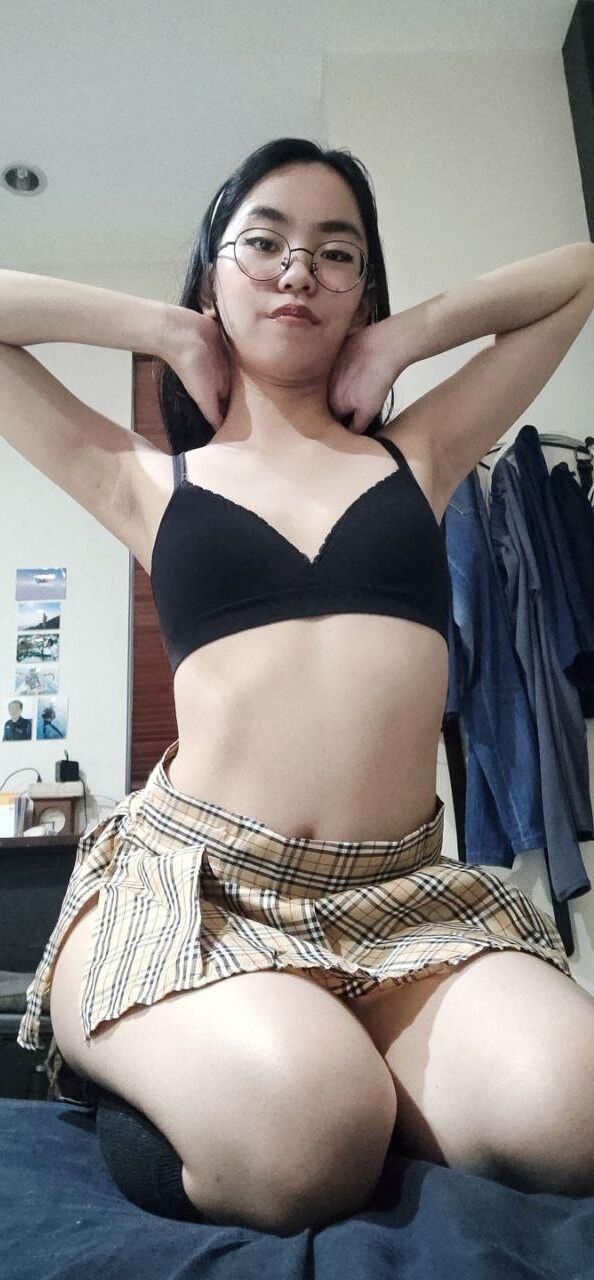 痴女アジアの女子高生はヌードをストリップします