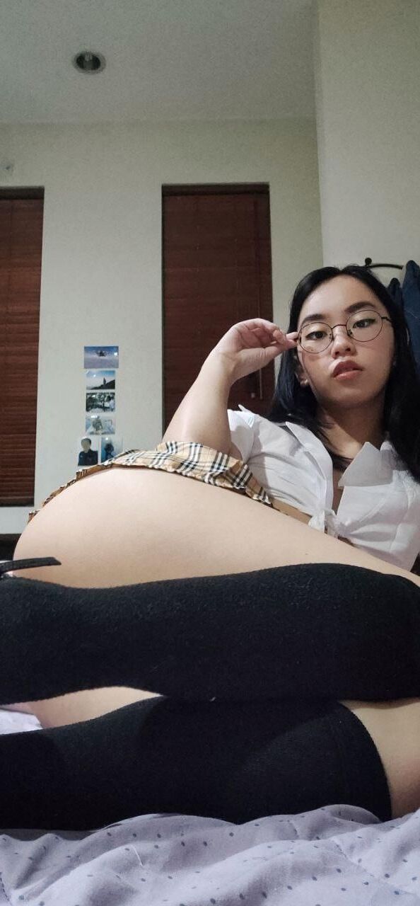 痴女アジアの女子高生はヌードをストリップします