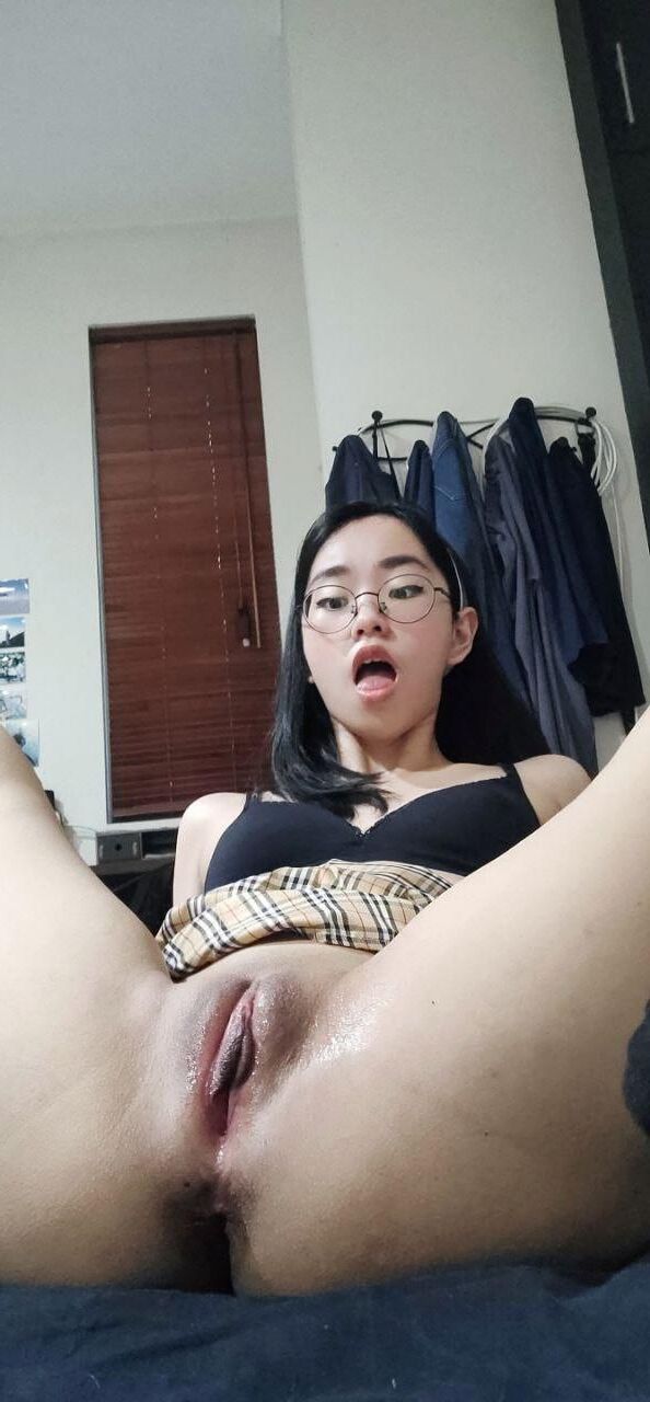 痴女アジアの女子高生はヌードをストリップします