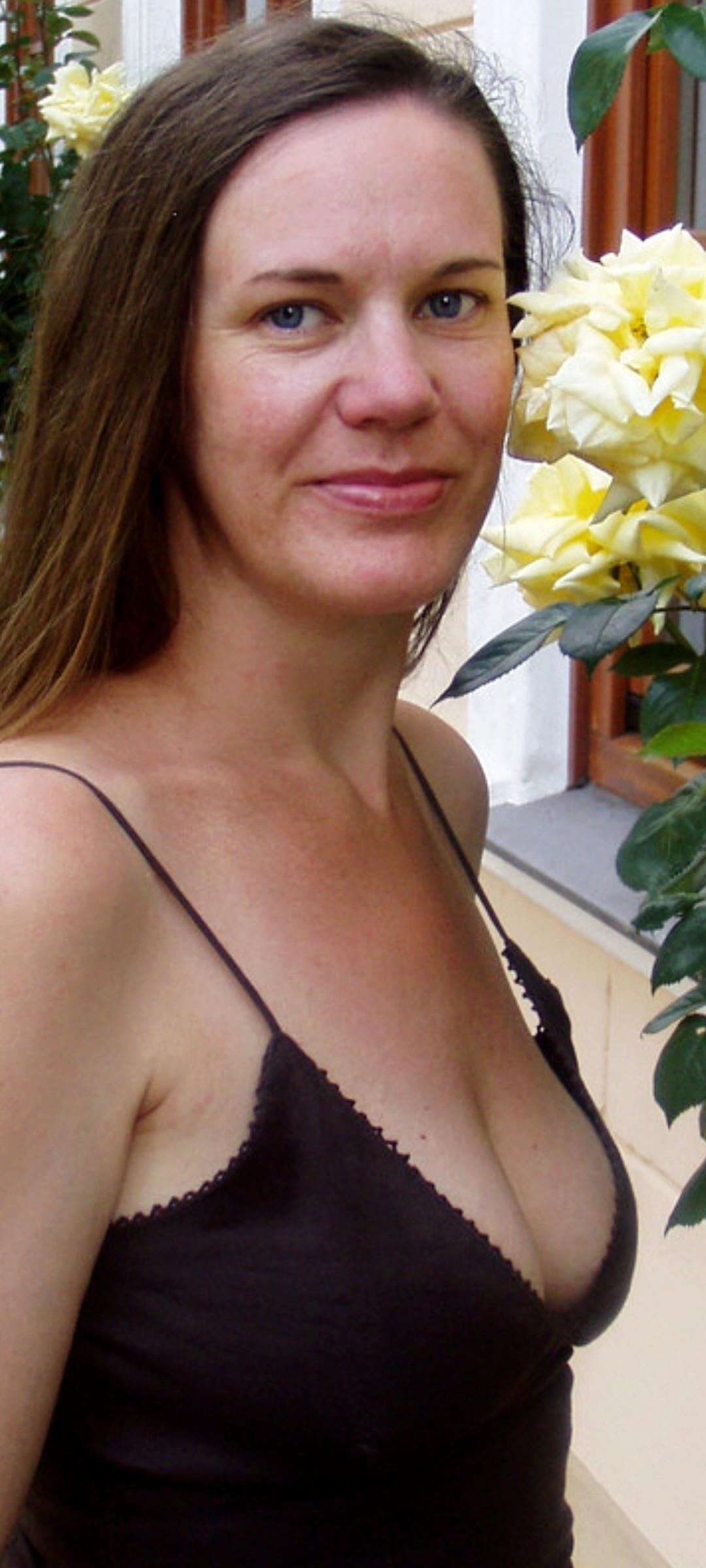 Incredible mature woman exposes her charms