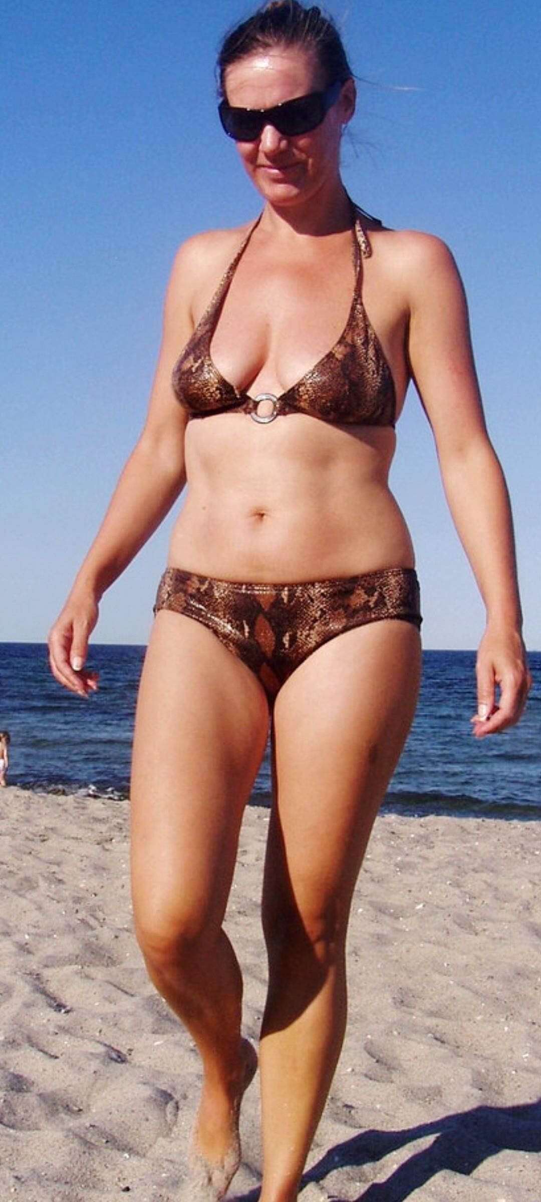 Incredible mature woman exposes her charms