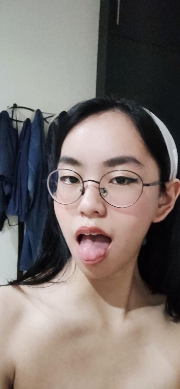 痴女アジアの女子高生はヌードをストリップします