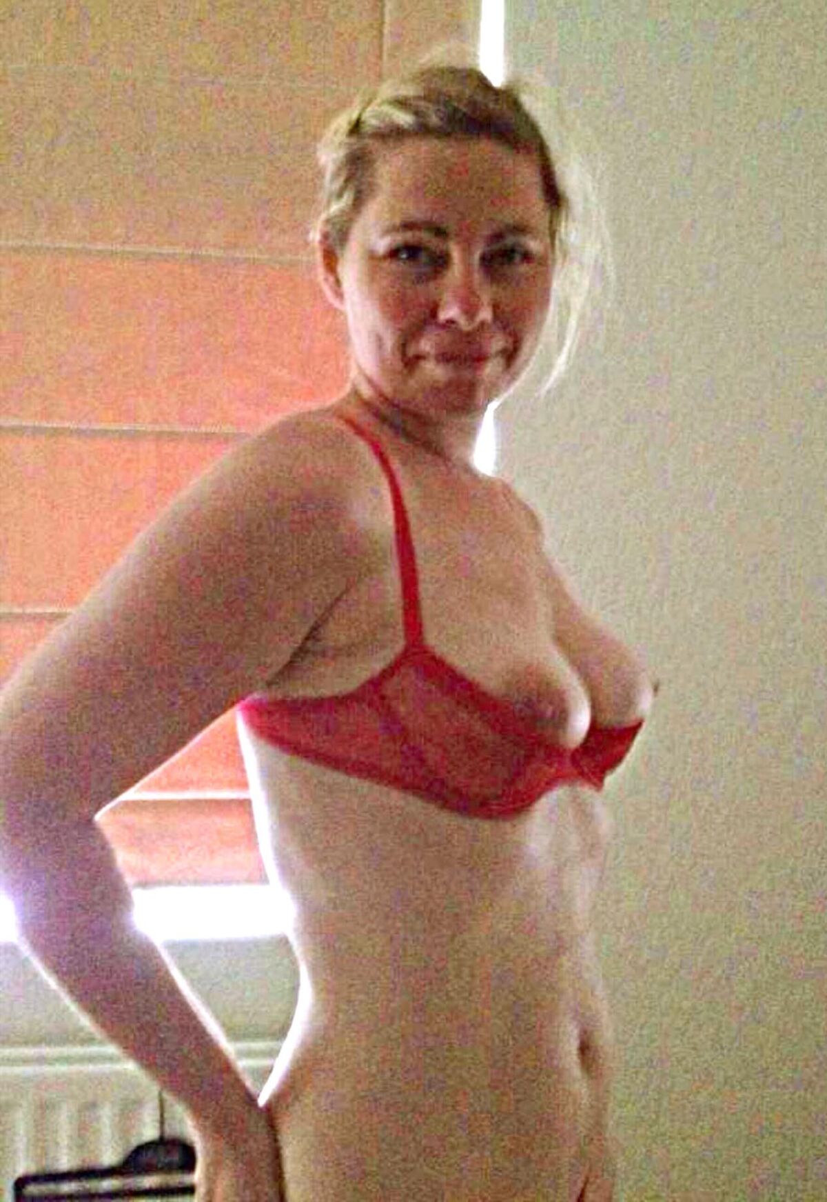 Naughty Blond épouse Nicola
