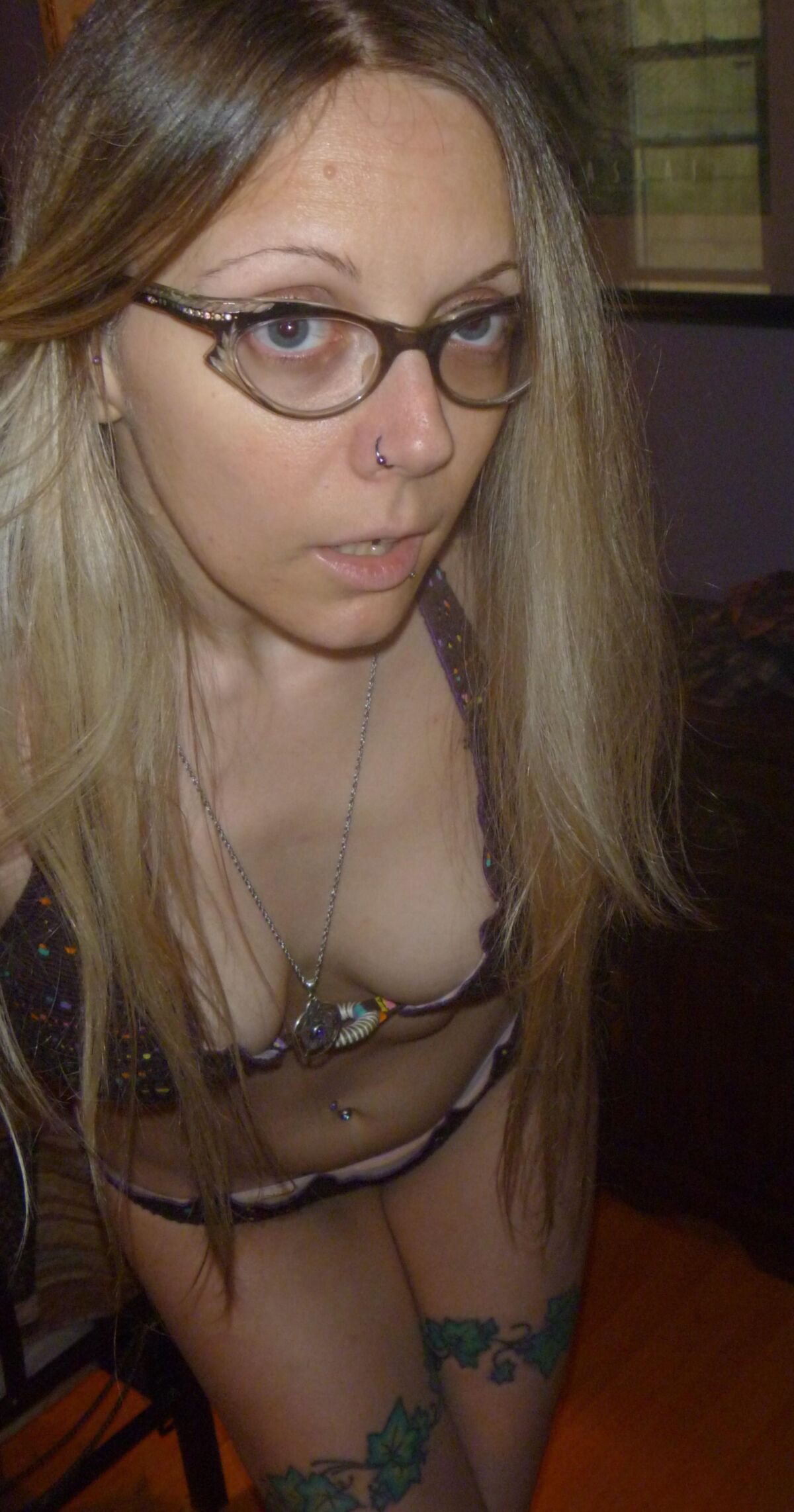 Nerdy amateur puta está desesperada por mostrarte su bikini